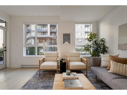 101 30494 Cardinal Avenue, Abbotsford, BC - Indoor Photo Showing Living Room