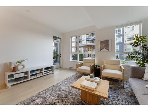 101 30494 Cardinal Avenue, Abbotsford, BC - Indoor Photo Showing Living Room