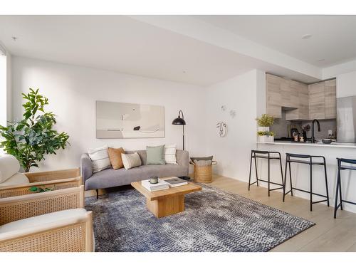 101 30494 Cardinal Avenue, Abbotsford, BC - Indoor Photo Showing Living Room