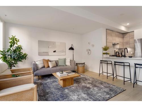 101 30494 Cardinal Avenue, Abbotsford, BC - Indoor Photo Showing Living Room