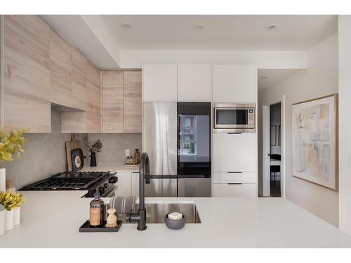 101 30494 Cardinal Avenue, Abbotsford, BC - Indoor Photo Showing Kitchen With Stainless Steel Kitchen With Upgraded Kitchen