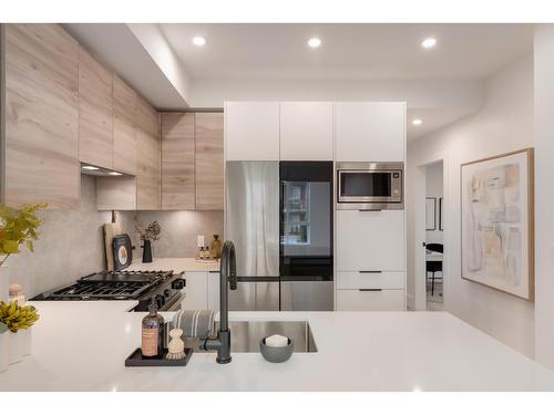 101 30494 Cardinal Avenue, Abbotsford, BC - Indoor Photo Showing Kitchen With Upgraded Kitchen