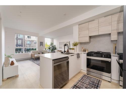 101 30494 Cardinal Avenue, Abbotsford, BC - Indoor Photo Showing Kitchen With Stainless Steel Kitchen With Upgraded Kitchen