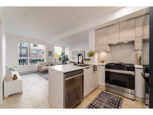 101 30494 Cardinal Avenue, Abbotsford, BC - Indoor Photo Showing Kitchen With Stainless Steel Kitchen With Upgraded Kitchen