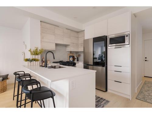 101 30494 Cardinal Avenue, Abbotsford, BC - Indoor Photo Showing Kitchen With Stainless Steel Kitchen