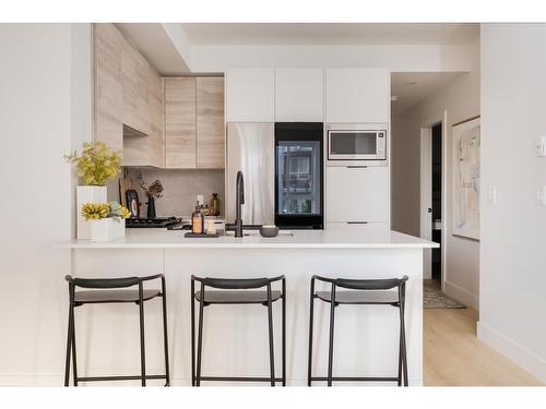 101 30494 Cardinal Avenue, Abbotsford, BC - Indoor Photo Showing Kitchen