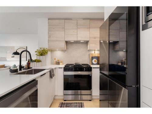 101 30494 Cardinal Avenue, Abbotsford, BC - Indoor Photo Showing Kitchen With Stainless Steel Kitchen With Upgraded Kitchen