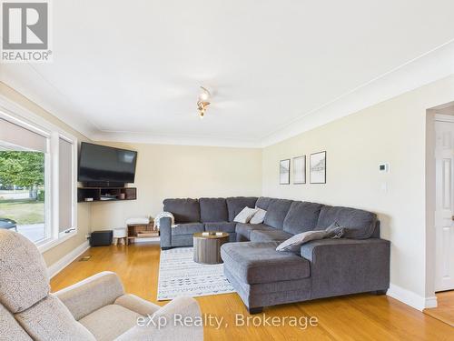 1567 Bruce Road 4, R.R. 2 Road, Brockton, ON - Indoor Photo Showing Living Room