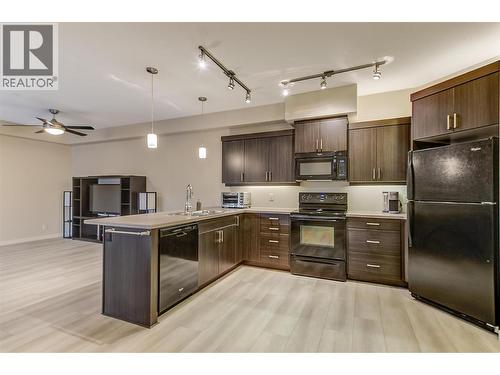 3733 Casorso Road Unit# 218, Kelowna, BC - Indoor Photo Showing Kitchen