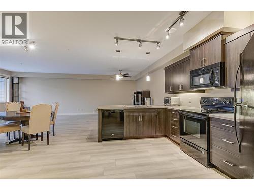 3733 Casorso Road Unit# 218, Kelowna, BC - Indoor Photo Showing Kitchen