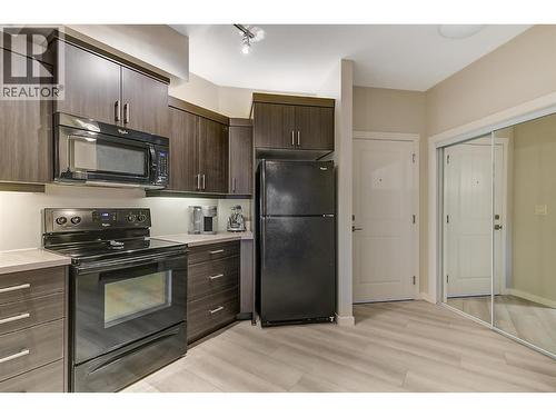 3733 Casorso Road Unit# 218, Kelowna, BC - Indoor Photo Showing Kitchen