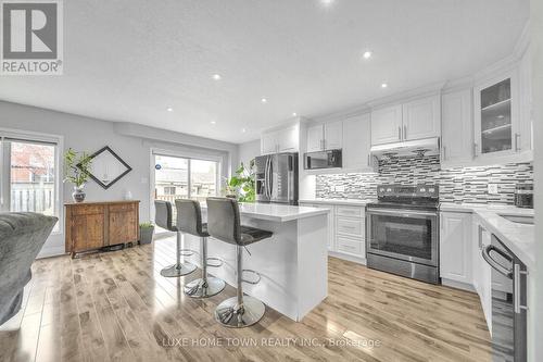 130 Adler Drive, Cambridge, ON - Indoor Photo Showing Kitchen With Upgraded Kitchen