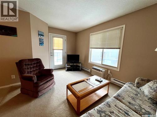 323 700 Battleford Trail, Swift Current, SK - Indoor Photo Showing Living Room