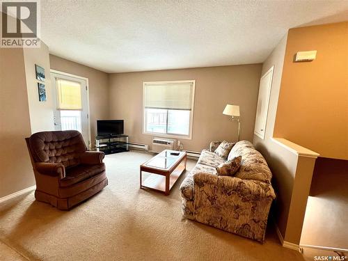 323 700 Battleford Trail, Swift Current, SK - Indoor Photo Showing Living Room
