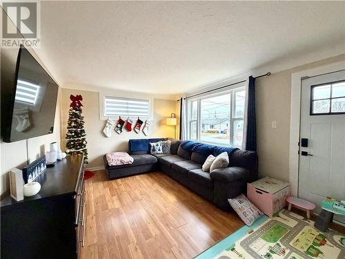 2861 Raymond Street, Greater Sudbury, ON - Indoor Photo Showing Living Room