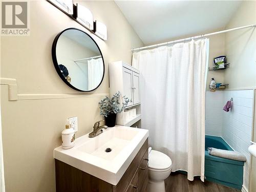 2861 Raymond Street, Greater Sudbury, ON - Indoor Photo Showing Bathroom