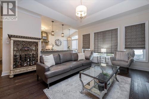 222 Ridge Way, New Tecumseth, ON - Indoor Photo Showing Living Room