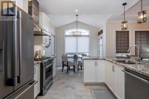 222 Ridge Way, New Tecumseth, ON - Indoor Photo Showing Kitchen With Double Sink With Upgraded Kitchen