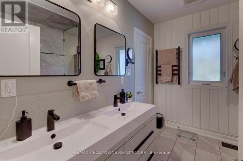 544 Maplehill Drive, Burlington, ON - Indoor Photo Showing Bathroom