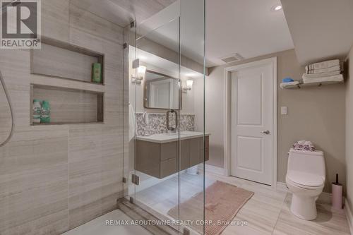 544 Maplehill Drive, Burlington, ON - Indoor Photo Showing Bathroom