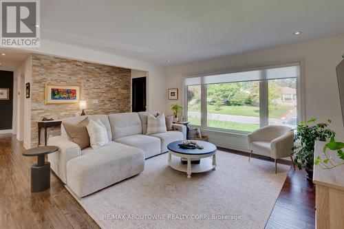 544 Maplehill Drive, Burlington, ON - Indoor Photo Showing Living Room