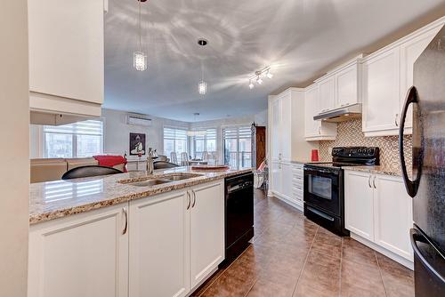 Kitchen - 1-8235 Rue De Londres, Brossard, QC - Indoor Photo Showing Kitchen With Double Sink