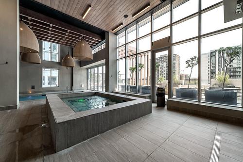 Hot tub - 507-1288 Rue St-Antoine O., Montréal (Ville-Marie), QC - Indoor Photo Showing Other Room