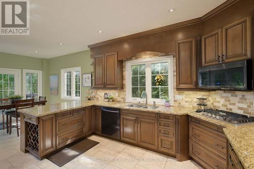 995 Chapman Street, Innisfil, ON - Indoor Photo Showing Kitchen With Double Sink