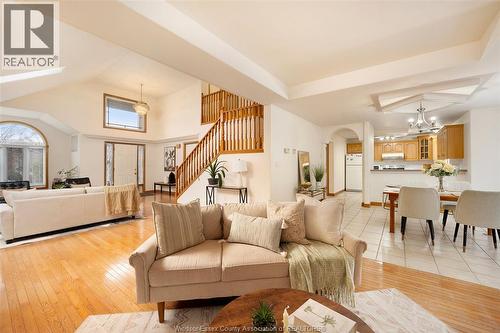 469 John Harvey Crescent, Windsor, ON - Indoor Photo Showing Living Room