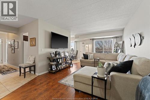 100 Pickering Unit# 403, Amherstburg, ON - Indoor Photo Showing Living Room
