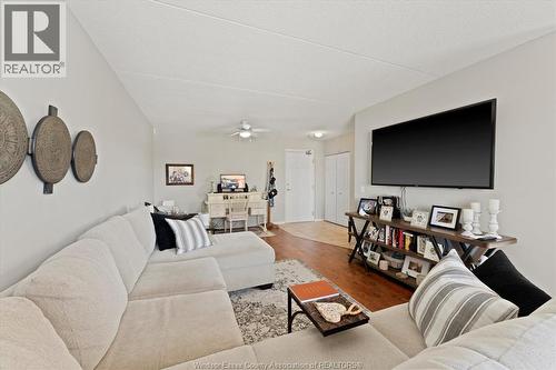 100 Pickering Unit# 403, Amherstburg, ON - Indoor Photo Showing Living Room