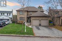 21 WOODLAWN COURT  Whitby, ON L1N 6R4