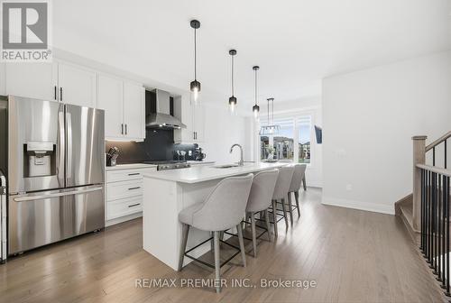 229 Vermont Avenue, Newmarket, ON - Indoor Photo Showing Kitchen With Upgraded Kitchen