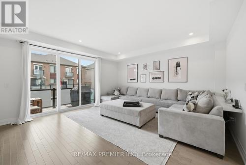 229 Vermont Avenue, Newmarket, ON - Indoor Photo Showing Living Room