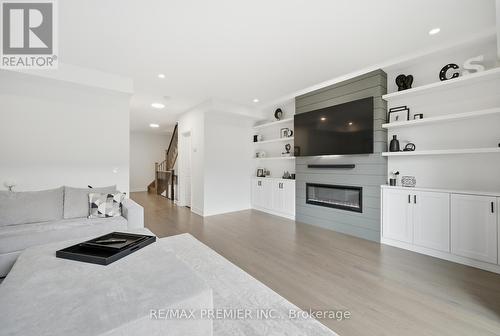 229 Vermont Avenue, Newmarket, ON - Indoor Photo Showing Kitchen With Double Sink