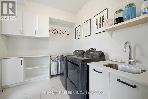 229 Vermont Avenue, Newmarket, ON - Indoor Photo Showing Laundry Room