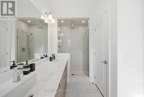 229 Vermont Avenue, Newmarket, ON - Indoor Photo Showing Bathroom
