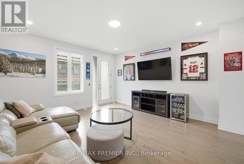 229 Vermont Avenue, Newmarket, ON - Indoor Photo Showing Living Room