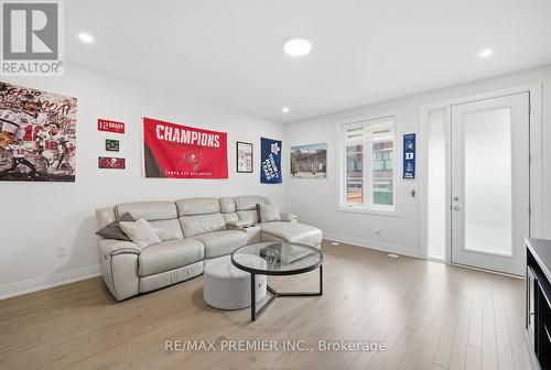 229 Vermont Avenue, Newmarket, ON - Indoor Photo Showing Living Room