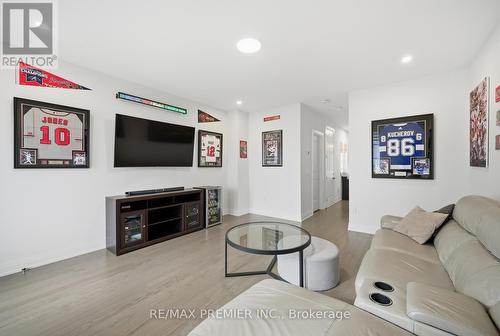 229 Vermont Avenue, Newmarket, ON - Indoor Photo Showing Living Room