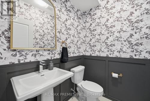 229 Vermont Avenue, Newmarket, ON - Indoor Photo Showing Bathroom