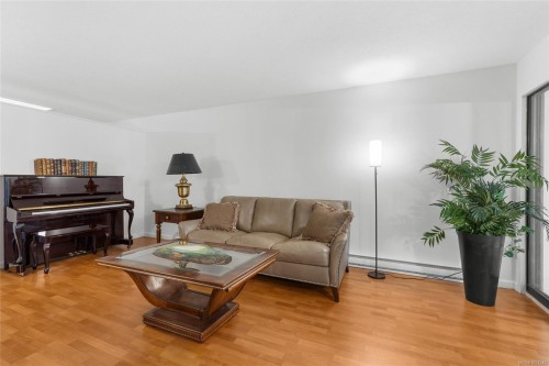 405-1875 Lansdowne Rd, Saanich, BC - Indoor Photo Showing Living Room