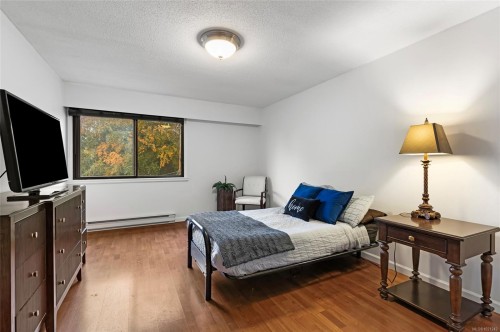 405-1875 Lansdowne Rd, Saanich, BC - Indoor Photo Showing Bedroom