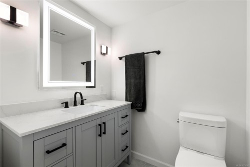 405-1875 Lansdowne Rd, Saanich, BC - Indoor Photo Showing Bathroom
