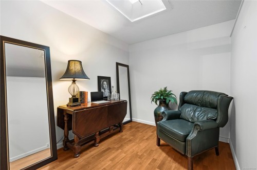 405-1875 Lansdowne Rd, Saanich, BC - Indoor Photo Showing Other Room
