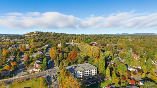 405-1875 Lansdowne Rd, Saanich, BC - Outdoor With View