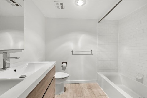 405-1875 Lansdowne Rd, Saanich, BC - Indoor Photo Showing Bathroom