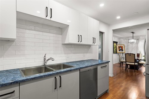 405-1875 Lansdowne Rd, Saanich, BC - Indoor Photo Showing Kitchen With Double Sink With Upgraded Kitchen