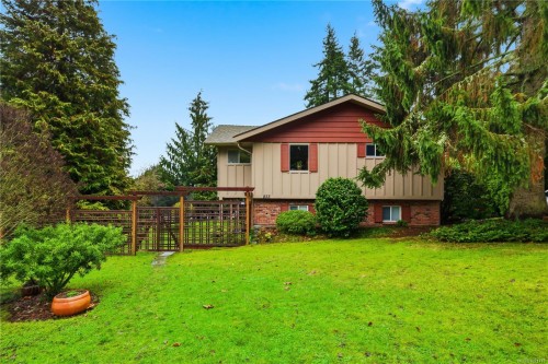 833 Alvarado Terr, Saanich, BC 