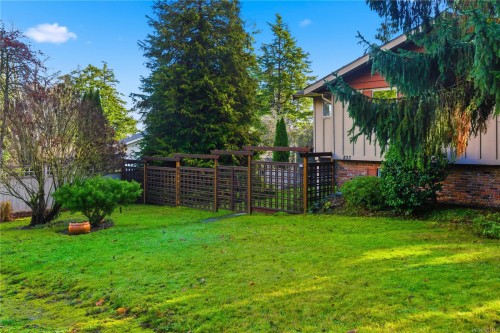 833 Alvarado Terr, Saanich, BC 